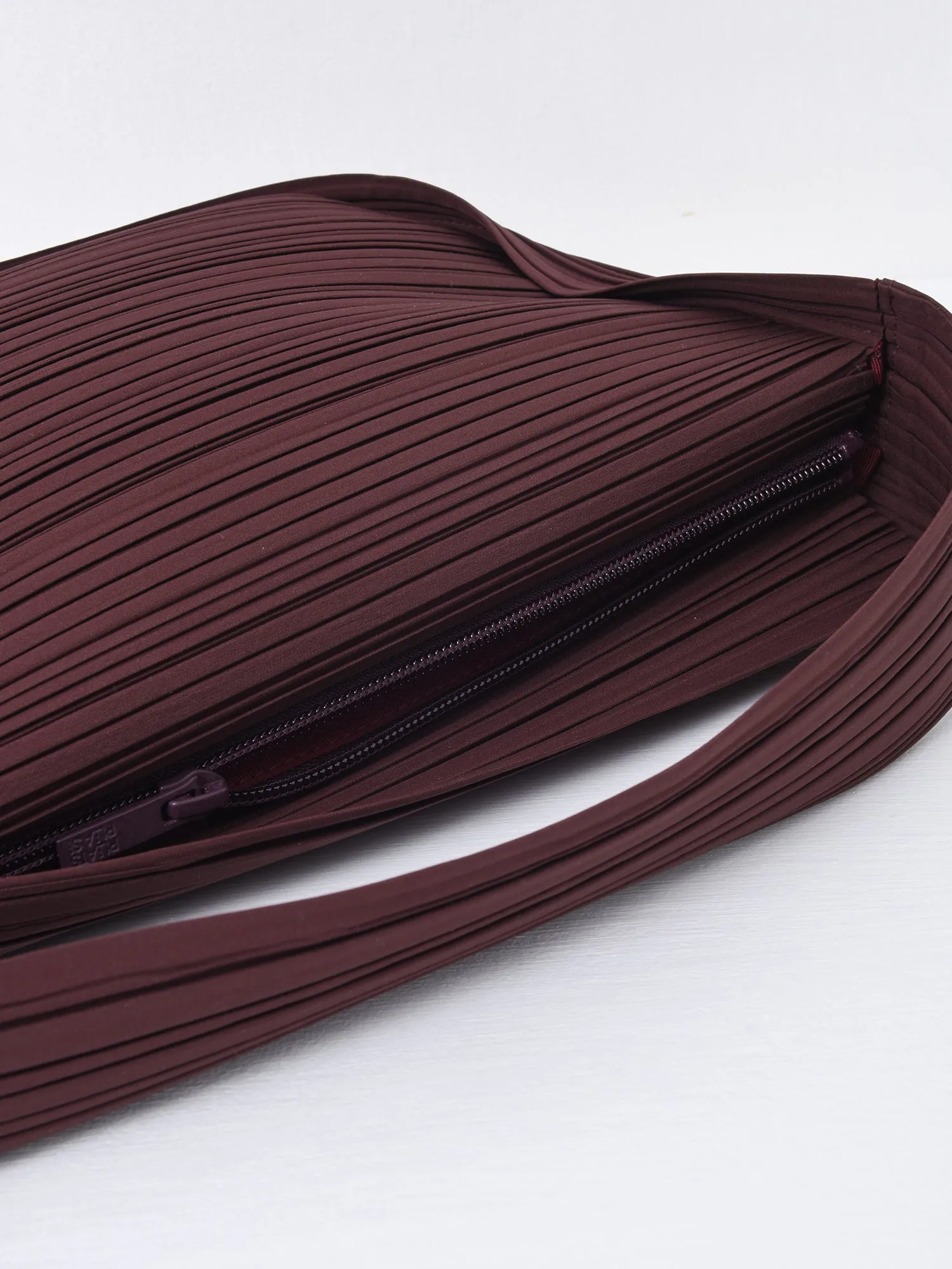 PLEATS HALF MOON BAG_86-CHOCOLATE_PP47AG522