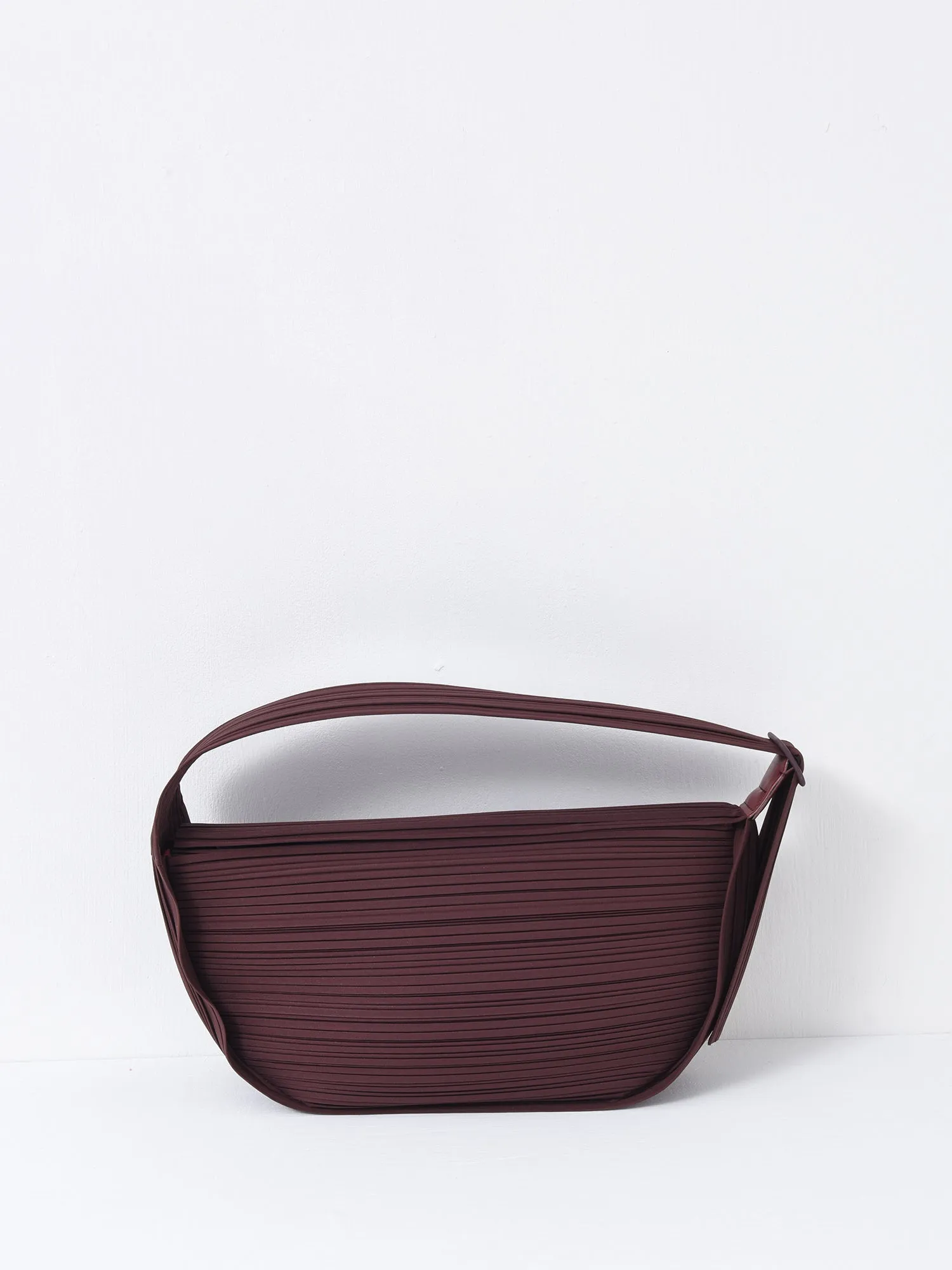 PLEATS HALF MOON BAG_86-CHOCOLATE_PP47AG522