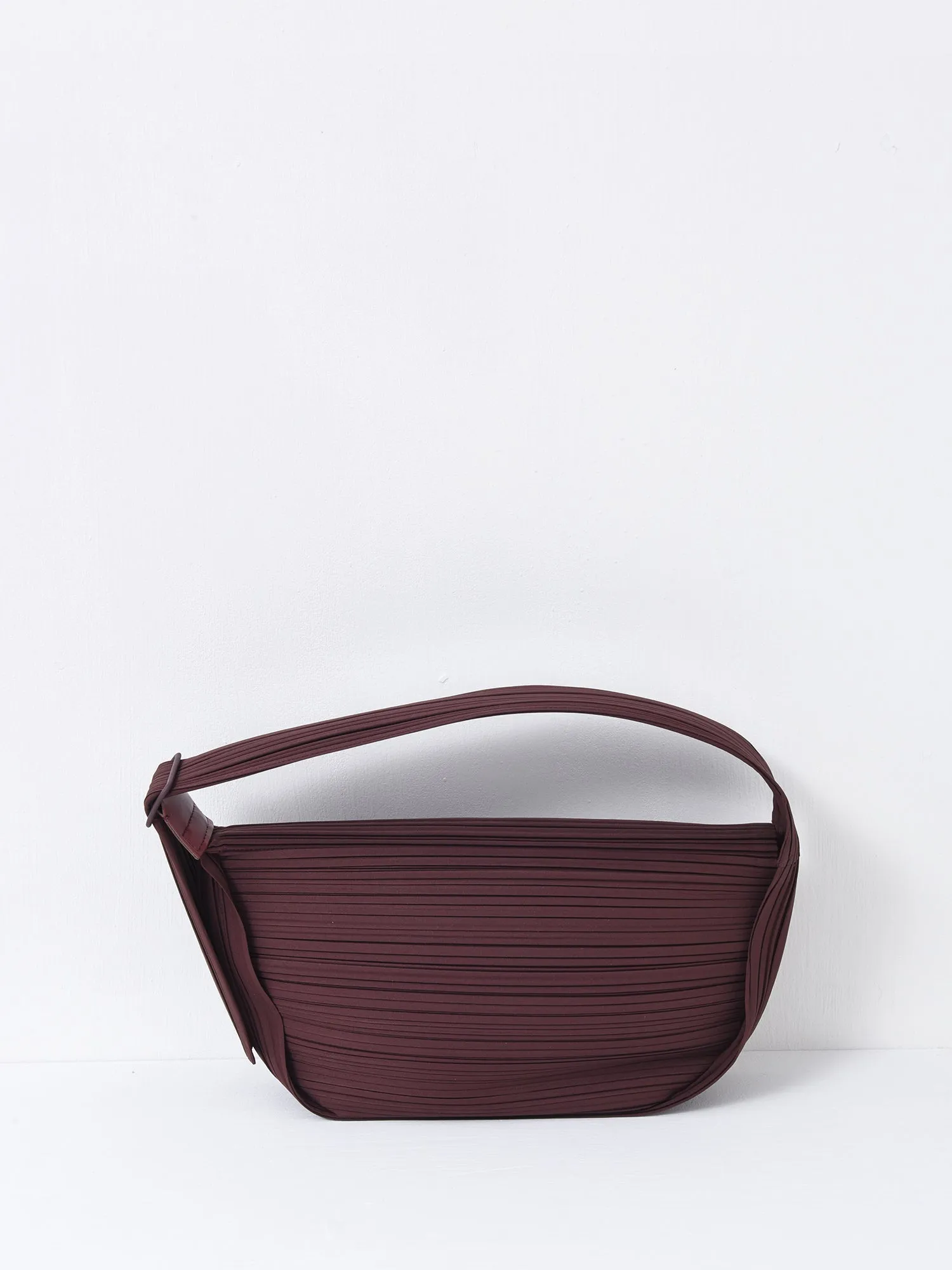 PLEATS HALF MOON BAG_86-CHOCOLATE_PP47AG522